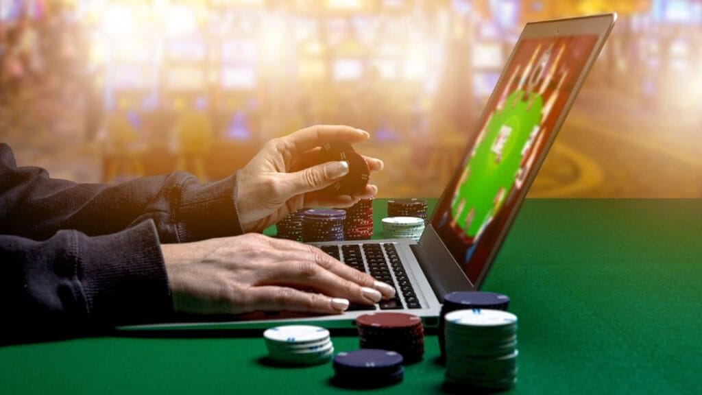 Woman,Hands,With,Gambling,Chips,Using,Laptop,For,Playing,Online fusions casinos en ligne